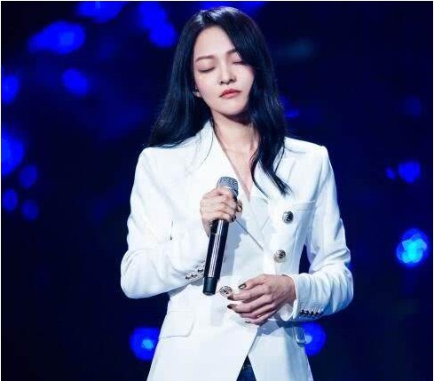 《歌手》彩排照片：张韶涵白西装搭配牛仔裤，尽显知性美，气场十足