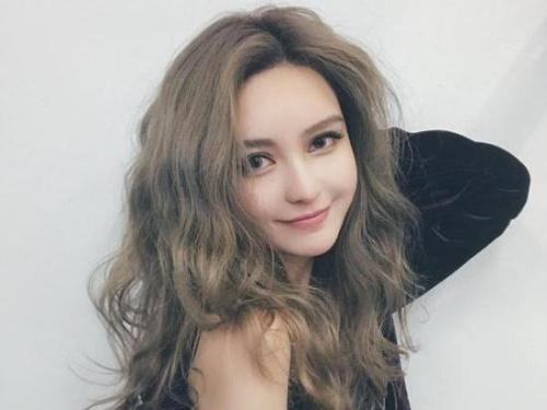 罗志祥女友周扬青晒出美照：吊带印花纱裙水嫩肌肤，妩媚中不失性感