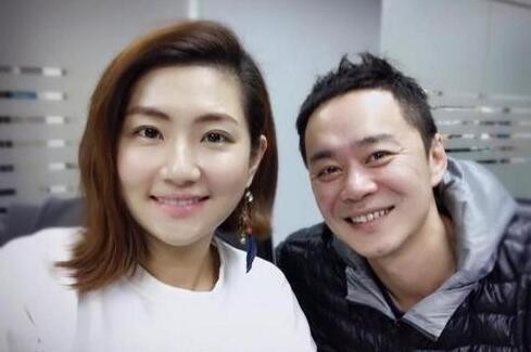 Selina前夫被爆料与一名从美国回来的高挑女子正在交往：张承中否认