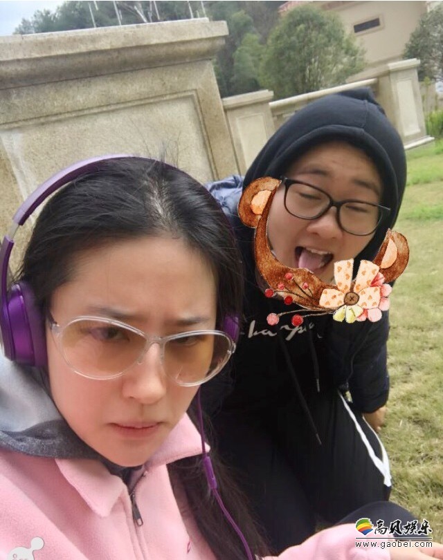 刘亦菲助理在微博晒出老板私照及和刘亦菲合影：澄清“六个助理”传闻