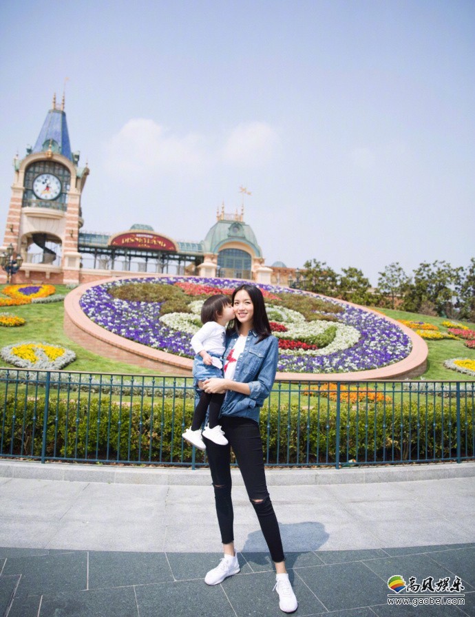 世界小姐张梓琳晒出美照：和家人迪士尼庆生，抱女儿出镜画面十分有爱
