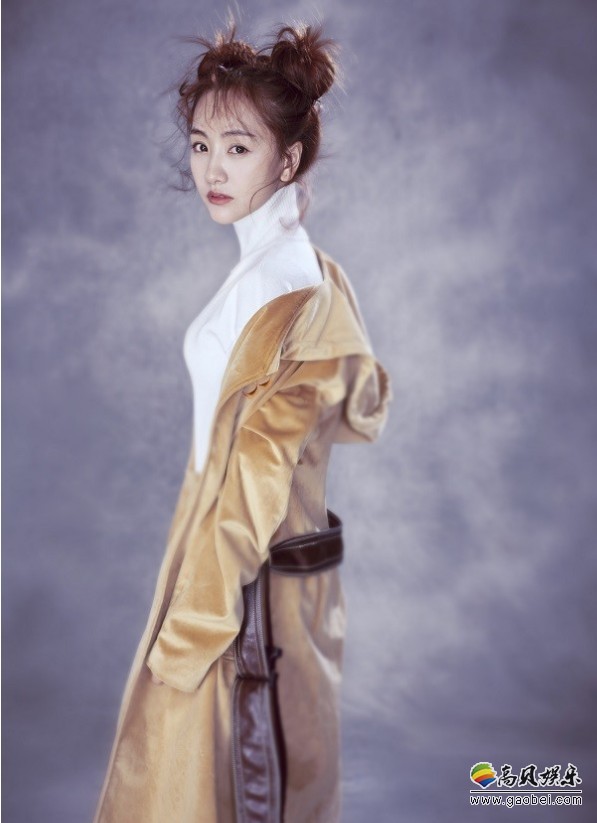 杨蓉“哪吒头”写真照：高高梳起的双丸子头，俏皮又可爱，少女感十足