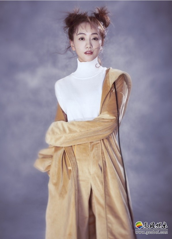 杨蓉哪吒头写真照高高梳起的双丸子头俏皮又可爱少女感十足