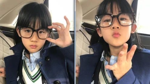 陆毅妻子鲍蕾晒出女儿贝儿照片：贝儿戴着黑框眼镜，展现出“书卷气息”