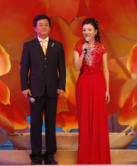 朱军微博晒出好友周涛合照：朱军为周涛庆祝生日，一本正经老干部口吻