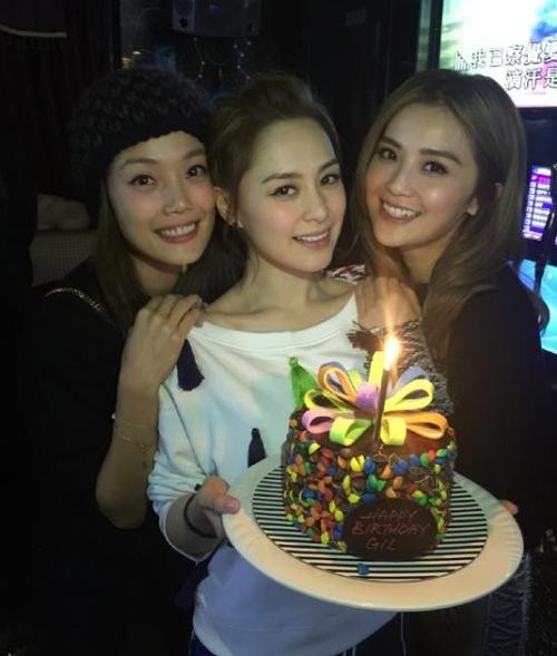 阿Sa(蔡卓妍)与阿娇参加活动受访透露:她与好姐妹容祖儿一起送“婚纱” 阿Sa(蔡卓妍)与阿娇参加活动受访透露:她与好姐妹容祖儿一起送“婚纱”