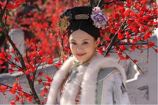 孙俪晒出相隔8年抱着《甄嬛传》中白猫的重逢照：勾起不少网友们的回忆
