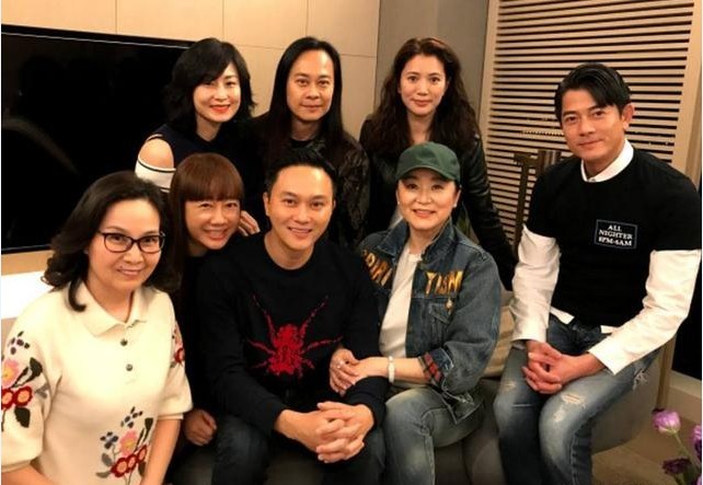 张智霖提及袁咏仪在偶像林青霞面前：表现拘谨和安静，像个小女孩一样