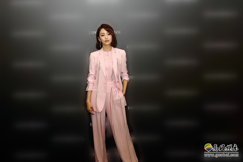 佟丽娅粉色小西装为活动站台：酷劲十足不失甜美！精致妆容hold住全场
