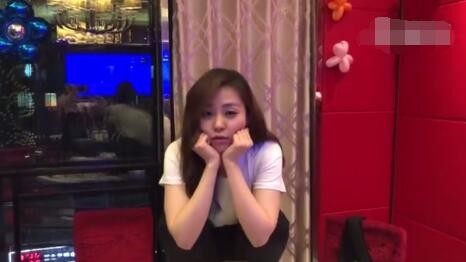 张靓颖发布小视频：张靓颖爬上了吃饭桌子，穿着鞋子踩在桌上蹲着唱歌