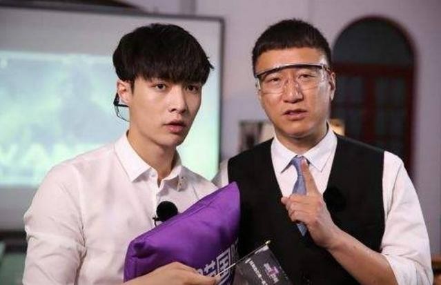 工作室官方微博晒出张艺兴在乌克兰拍戏为孙红雷女儿挑选百日礼物照片 工作室官方微博晒出张艺兴在乌克兰拍戏为孙红雷女儿挑选百日礼物照片