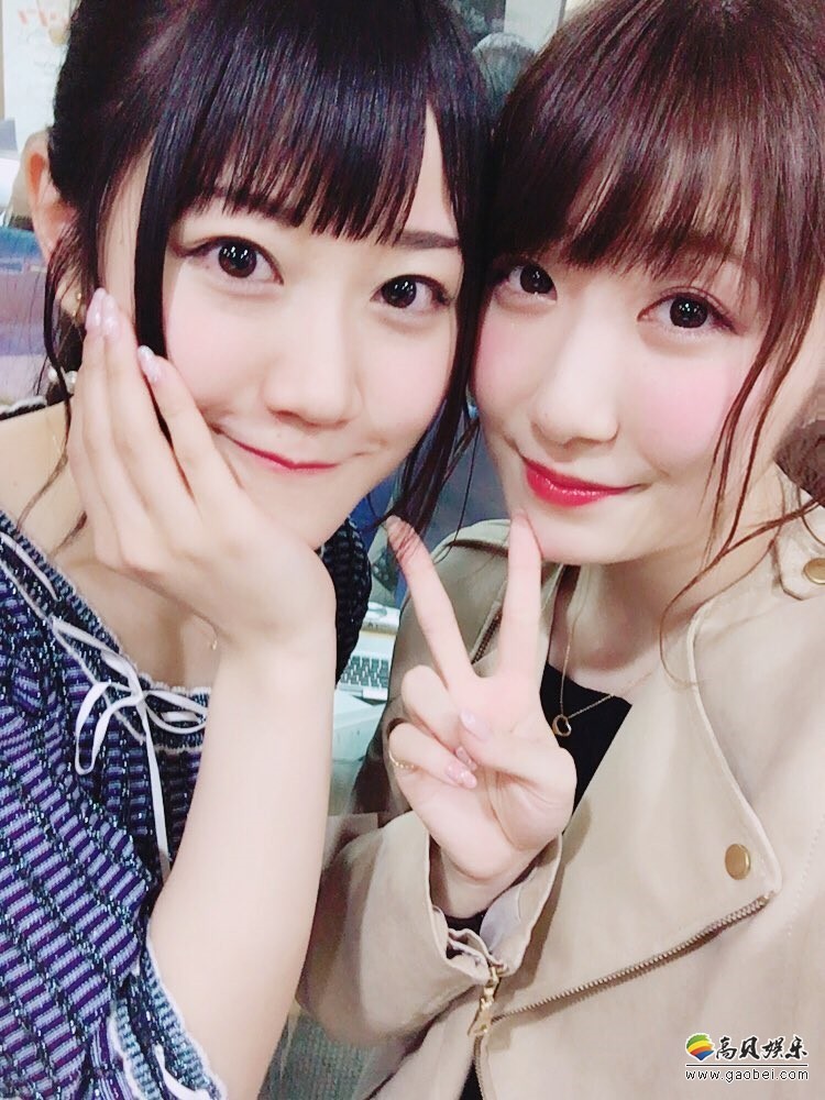 小仓唯与日高里菜参加日本网络直播：两人在直播室玩“Pocky Game”