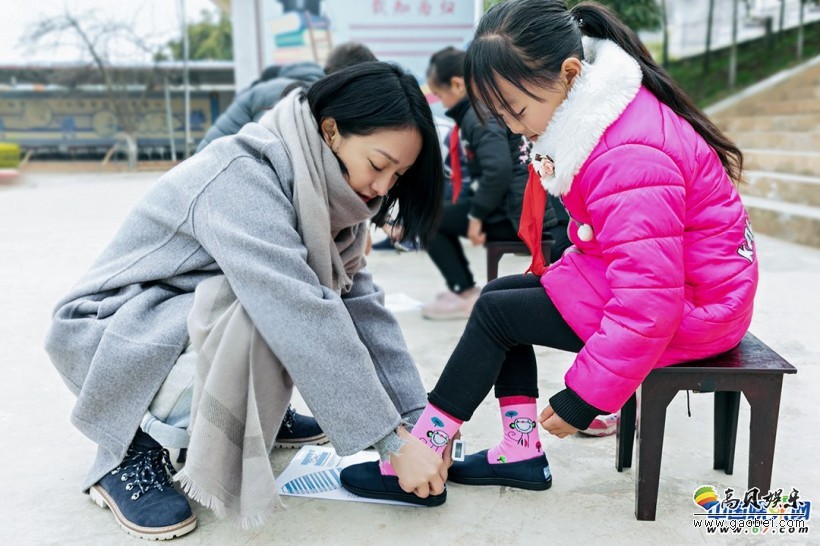 周迅来到云南省禄劝县小学：亲手为六十多位孩子测量鞋码、试鞋穿鞋