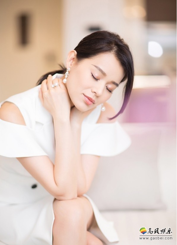 胡杏儿品牌挚友身份亮相活动：白裙优雅迷人，露肩纤腰，好身材尽显