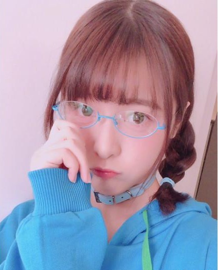 徐娇晒出照片：扎着俏皮麻花辫，神态娇憨，变身鬼马少女，古灵精怪