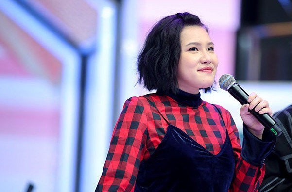 “Hold住姐”谢依霖现身上海机场：新婚满脸笑容，身形明显圆一圈