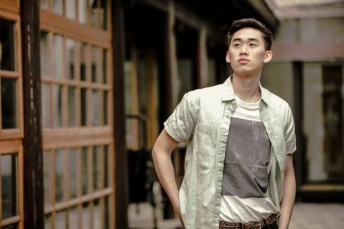 林依轮大儿子林子濠晒出居家照：宅家中逗狗、鹦鹉对视，显得呆萌