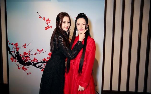 迪丽热巴首尊蜡像在武汉杜莎夫人蜡像馆揭幕：热巴本人晒出蜡像照