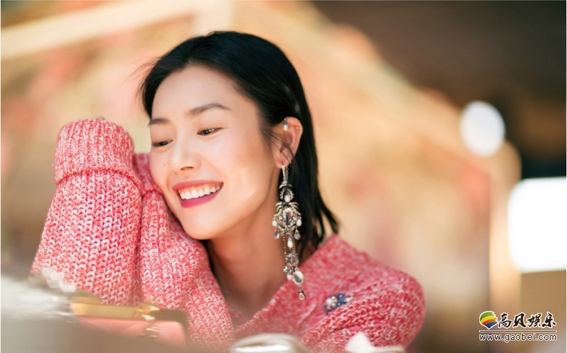 超模刘雯出席时尚活动粉嫩装扮亮相：少女气质爆棚！充满春日气息