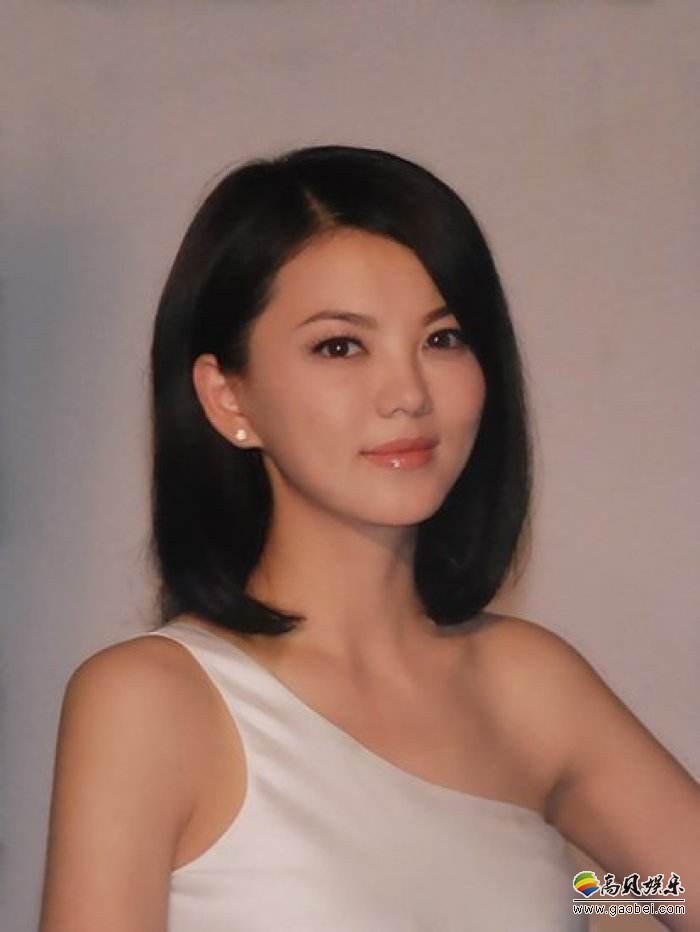 李湘微博晒出美照：梳着丸子头，戴着黑框眼镜，一手托腮，淡妆出镜
