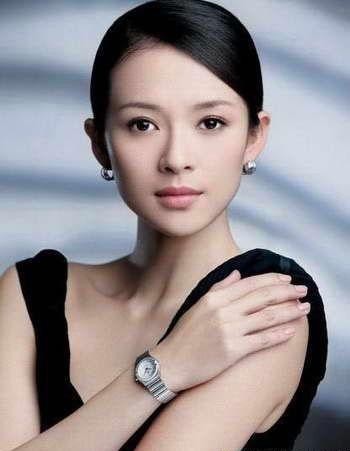 章子怡现身某知名美容护肤产品荣誉颁奖礼：黑色透肩装显得庄重典雅