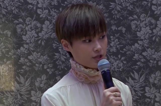 网友晒出医院偶遇李宇春坐轮椅照片：身形与李宇春相仿，坐在轮椅上