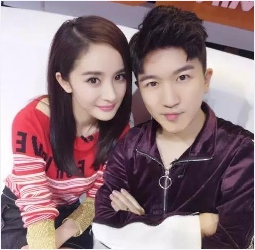 如今好像很多女明星也不搞闺蜜情深：一个接一个都发展起了“男闺蜜”