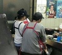 宋仲基宋慧乔在釜山出行被网友不断偶遇  并拍下两人背影照