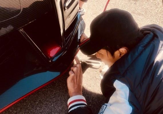 吴亦凡分享自己改装车“工作照”此前受访就曾透露：最近忙着改装车