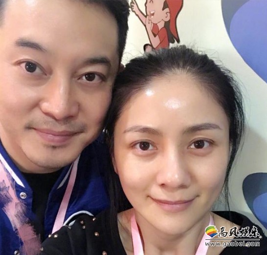 沙溢晒出和胡可合影：胡可扎马尾素颜对镜，嘟嘴卖萌，夫妻俩很恩爱