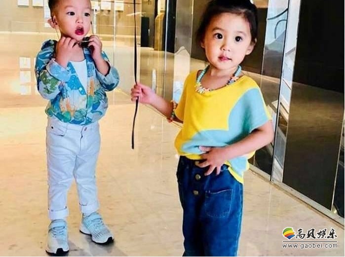 徐若瑄晒出儿子小V宝参加聚会和咘咘合照：两人展现复古迪斯可风格