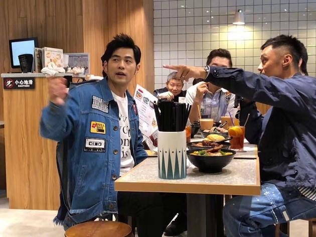 周杰伦与余文乐街上拍摄，随后走进奶茶店喝奶茶：还为所有顾客买单