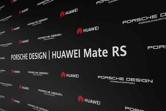 华为还发布了另一款采用保时捷设计的新手机：华为MateRS保时捷设计