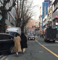 网友在釜山偶遇正在街头散步的双宋夫妇 拍下两人背影照 网友在釜山偶遇正在街头散步的双宋夫妇 拍下两人背影照