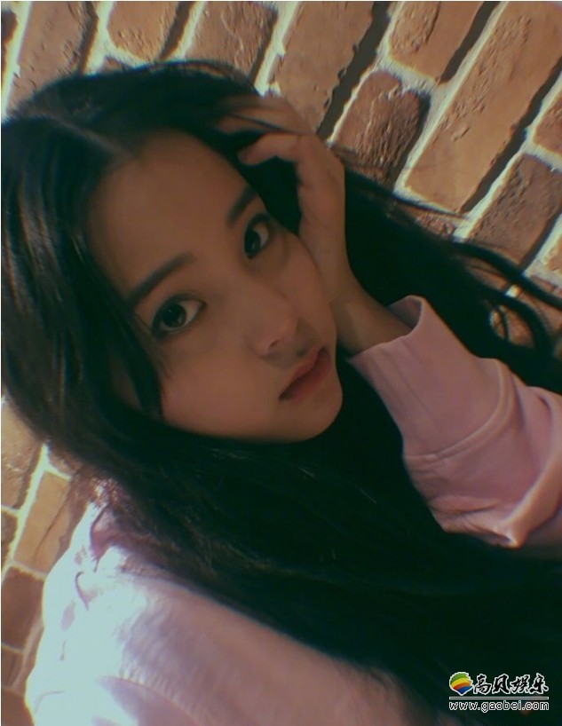 欧阳娜娜分享了一组自拍照：非常的甜美可爱！十八岁的少女甜美无敌