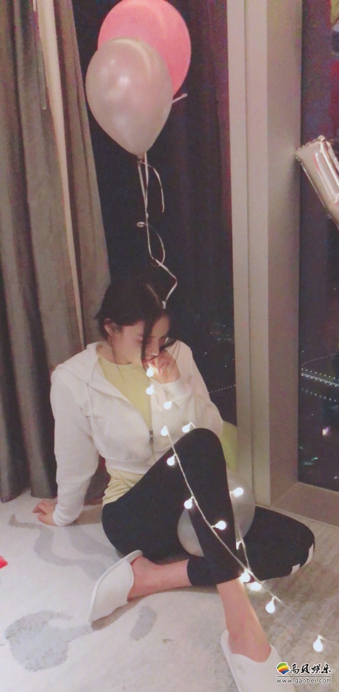 张馨予微博晒出庆生照：张馨予将下巴倚在一只神秘大手上，表情甜蜜