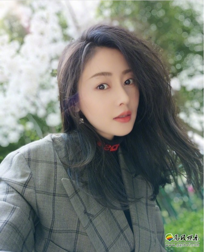 张天爱晒出美照：身着格子外套，置身于花海，大长腿更是十分吸睛
