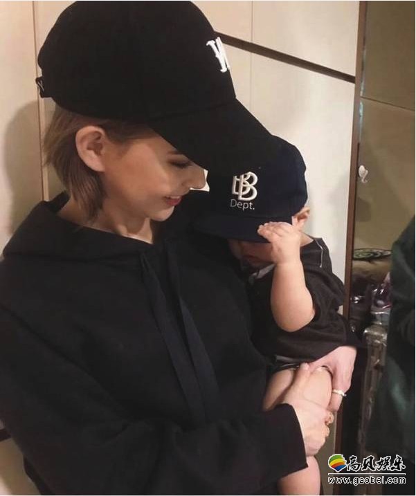 昆凌曝光怀抱儿子Romeo照片：怀抱儿子一脸溺爱幸福看着小家伙