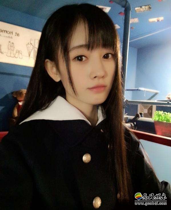 鞠婧祎晒出录音棚素颜照片：皮肤白皙，嘟嘴卖萌，十分的清纯漂亮