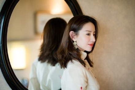 董洁出席活动美照曝光：身穿古典的黄色套装，蕾丝短裤下美腿纤细