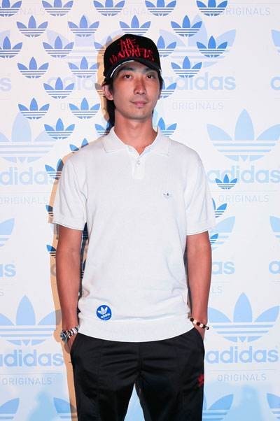 李璨琛社交平台宣布喜讯升级做爸爸:上传与BB小手牵大手温馨照片 李璨琛社交平台宣布喜讯升级做爸爸:上传与BB小手牵大手温馨照片