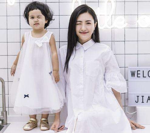 包文婧晒出自己为女儿拍摄的照片：穿着连衣裙，大笑和委屈非常可爱