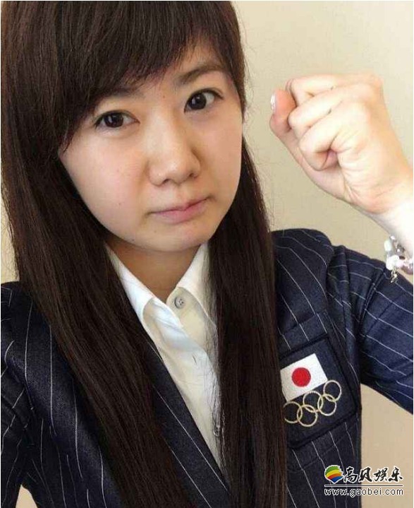 福原爱晒出照片：新换了刘海发型，长发微卷，皮肤白嫩，大眼睛明亮