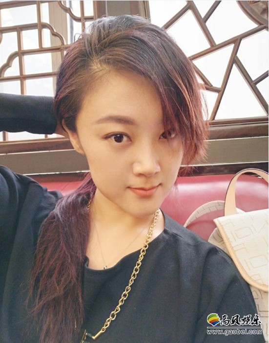 玖月奇迹小玮微博晒出照片：背白色双肩包，搭配黑框眼镜学生气十足