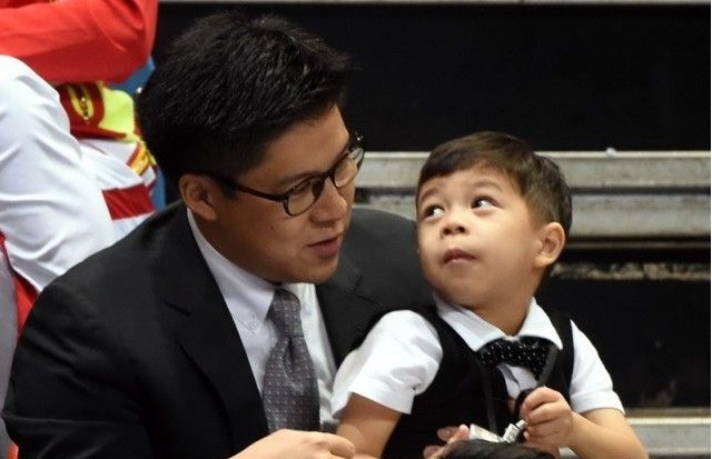 港媒拍到霍启刚带着儿子去超市画面：四岁的霍中曦跑到花店选购鲜花