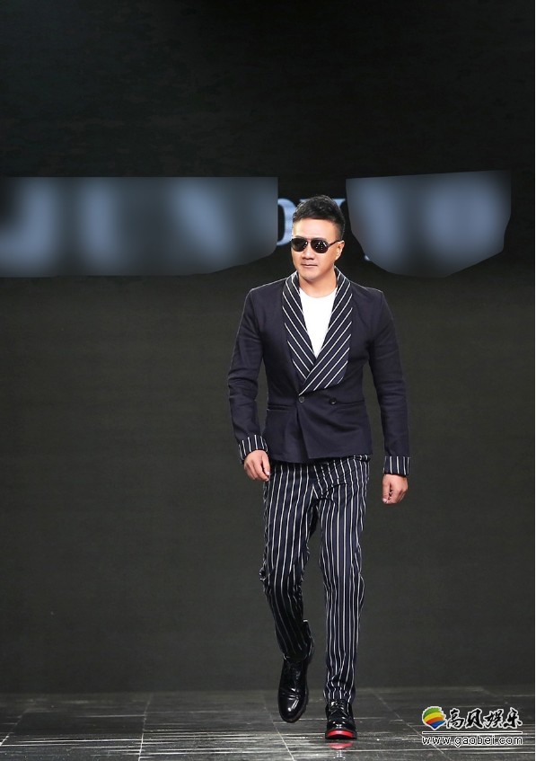 胡军出席上海某时尚盛典：简约不失型男质感！诠释都市男装混搭时尚