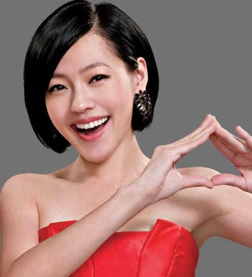 小S通过微博晒出被欢迎场景照：桌上摆放有水果和小S照片以及一双鞋