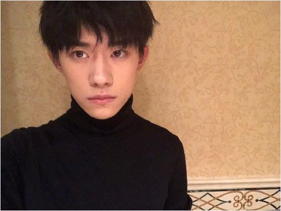 易烊千玺现身机场：助理也耐心停下来收下粉丝们精心准备的各类礼物