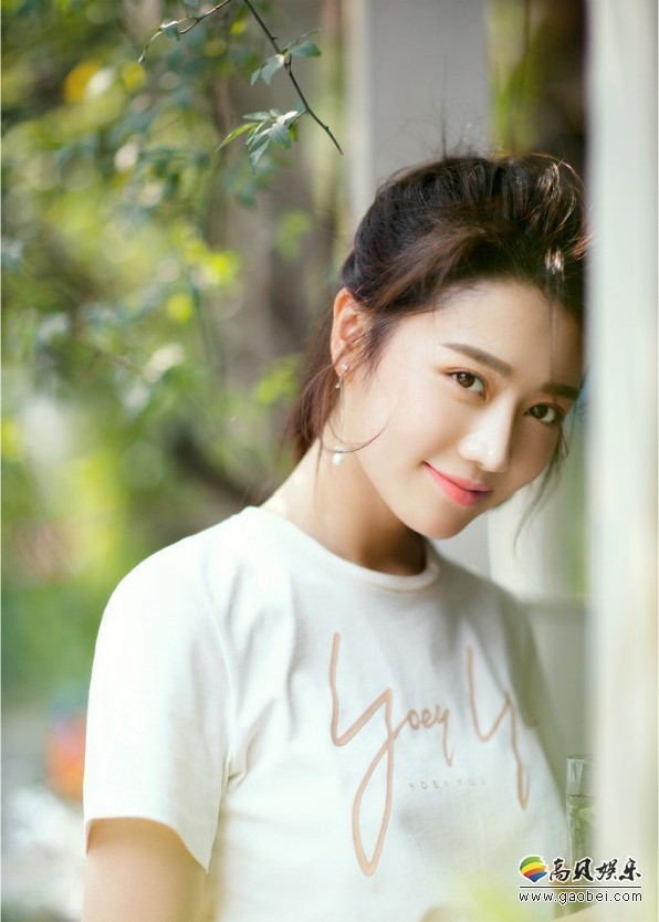 龙政璇男友视角写真照：托腮含笑尽显娇憨少女感，头抵墙壁眼神含情