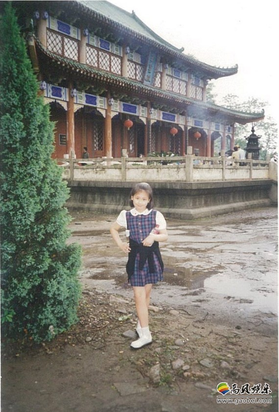 马思纯儿时童年照曝光：扎着可爱双马尾，身穿当年爆款泡泡袖格子裙
